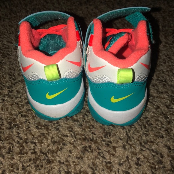 Nike - Picture 3 of 4